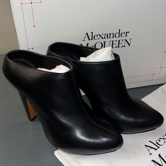 Alexander McQueen Leather High Heel Pumps 37/7 Black Solid Slip On NIB w Dustbag - Picture 7 of 17